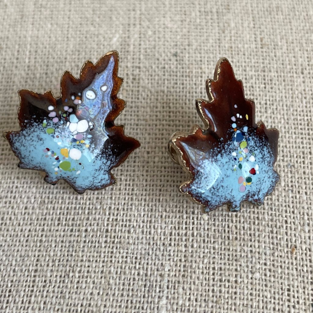 Vintage Enamel Maple Leaf Screw Back Earrings 20$